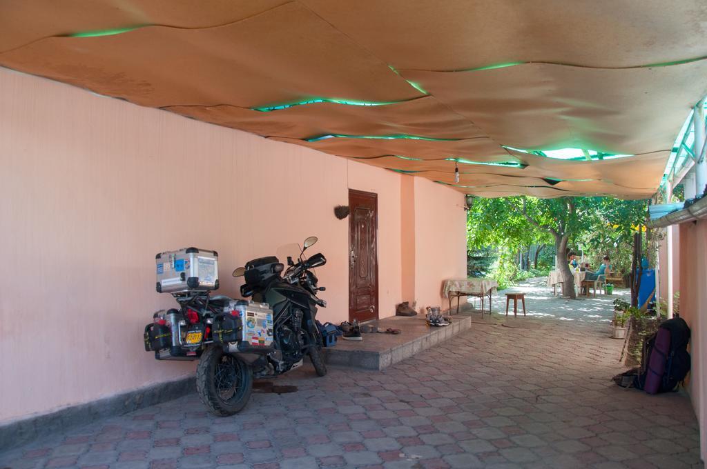 Sakura Guesthouse Bishkek Ngoại thất bức ảnh